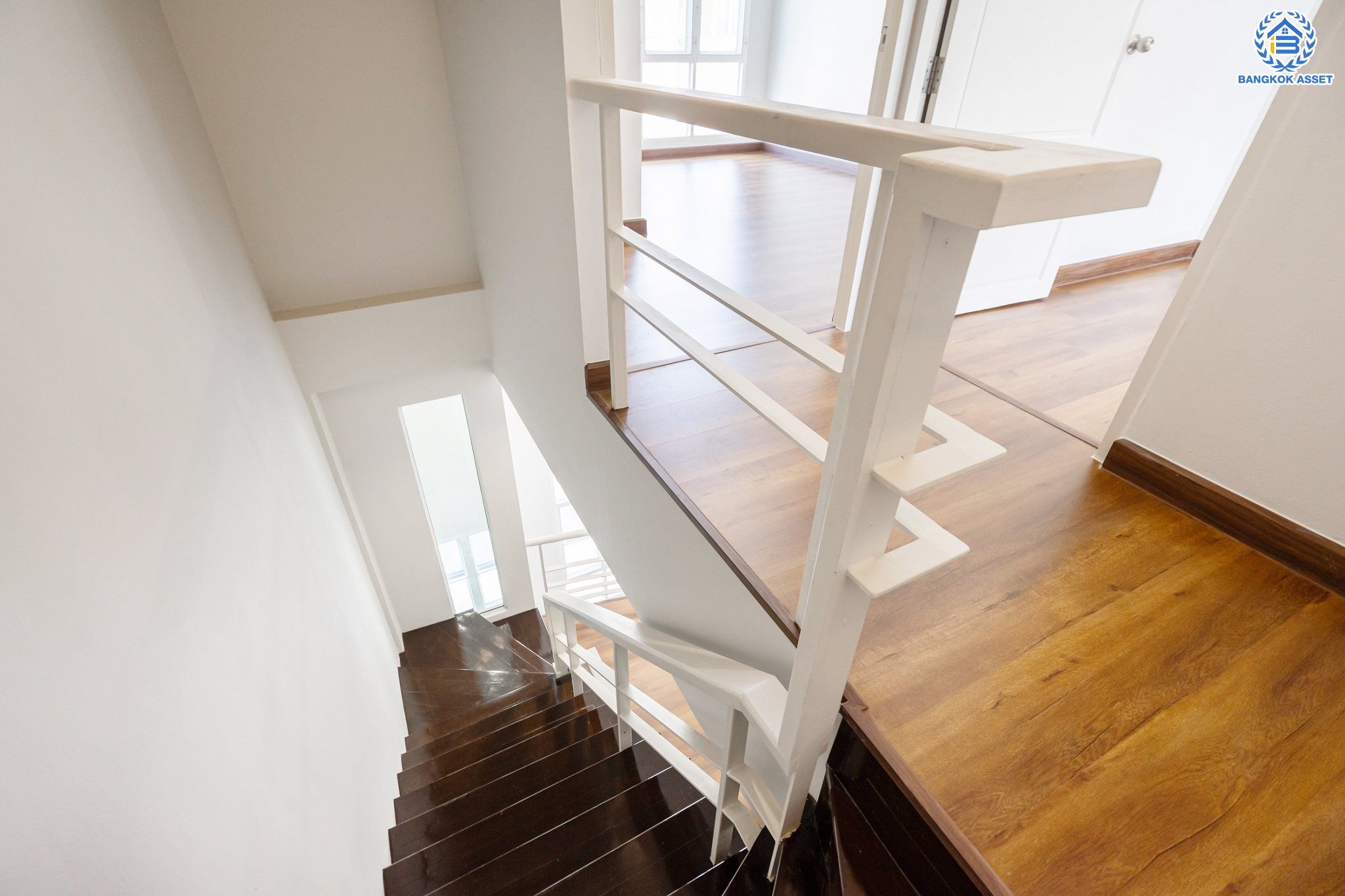 บ้านมือสองตกแต่งใหม่ ม.เดอะพาร์ค ลาดพร้าววังหิน78 ทาวน์โฮม 3 ชั้นครึ่ง เนื้อที่ 16 ตร.ว. ฟังก์ชันจัดเต็ม 3 ห้องนอน (มีห้องน้ำในตัวทุกห้อง) 4 ห้องน้ำ จอดรถได้1 คัน บนทำเลเชื่อมต่อหลายเส้นทาง ใกล้เซ็นทรัลลาดพร้าว เมเจอร์รัชโยธิน ม.ราชภัฏจันทรเกษม ทางด่วน "ฉลองรัช" และรถไฟฟ้าสายสีเขียว "สถานีเสนานิคม"